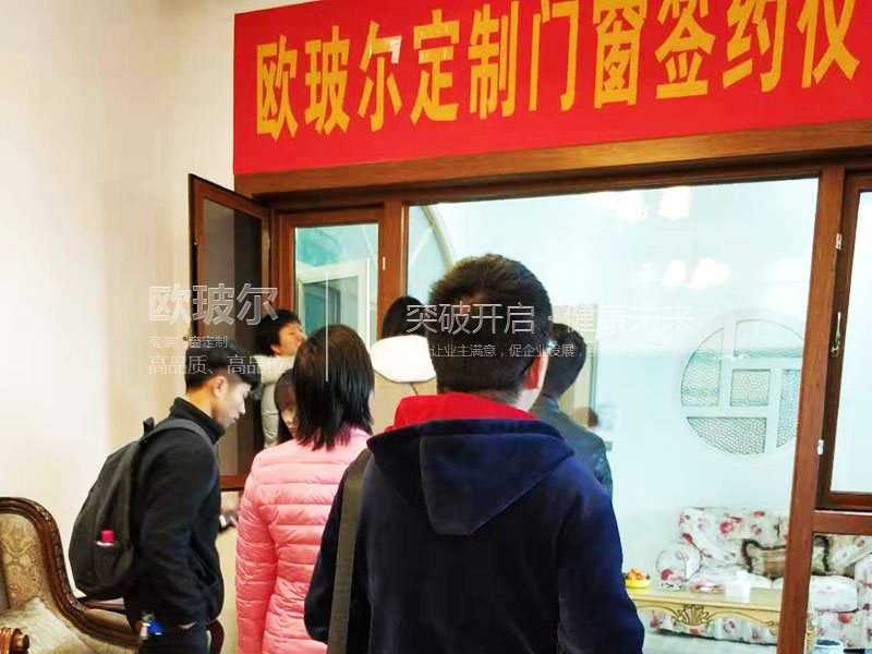 1558073789120084.jpg 客户参观展厅.jpg